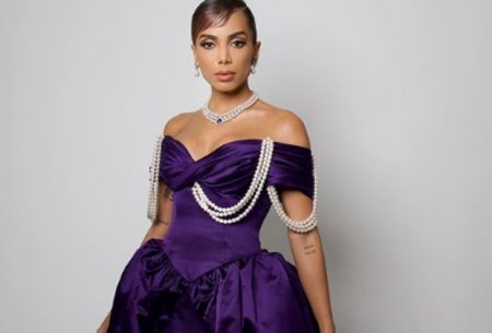 Anitta mostra emoção ao provar look de grife antes de baile de gala