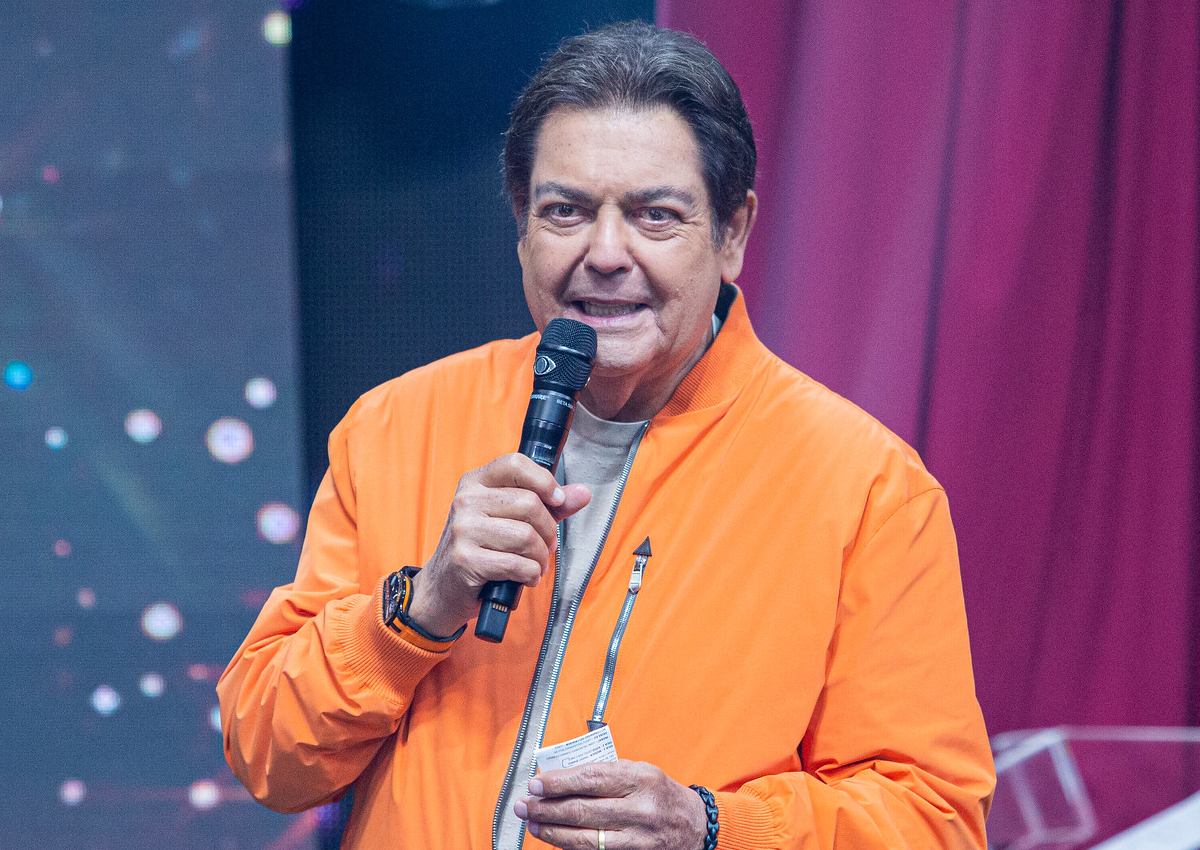 Faustão sai de férias e deixa o Brasil para fugir de política na TV