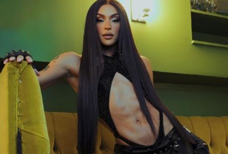 Pabllo Vittar assusta fãs ao levar tombo durante show em Nova York