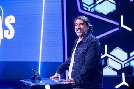 Fim de ano na Band terá elenco em disputa comandada por Zeca Camargo