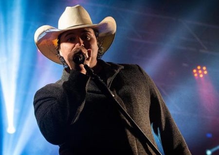 Cantor sertanejo Aleksandro morre em grave acidente no interior de São Paulo