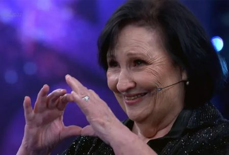 Mãe de Paulo Gustavo se emociona com homenagem dos netos na Globo