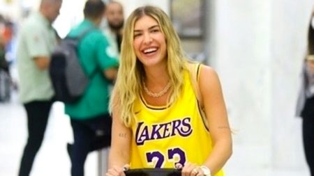 Lorena Improta é vista com a filha em aeroporto após anunciar mudança para o RJ