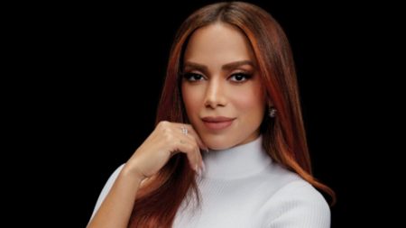 Anitta usa vestido de R$ 260 mil em premiação de música e surpreende com fotos