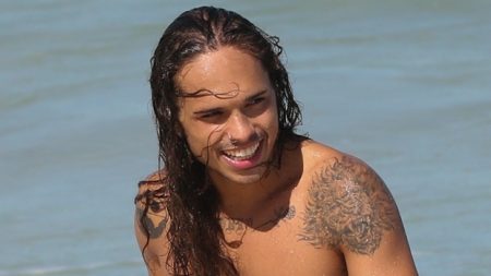 Vitão aproveita dia de praia no Rio de Janeiro e exibe abdômen trincado