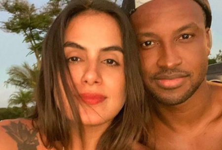 Carol Peixinho surge na cama com Thiaguinho e exibe troca de carinho