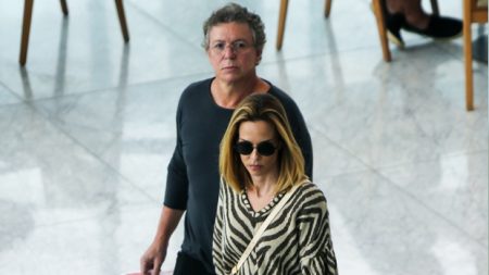 Boninho e Ana Furtado são filmados em passeio romântico no shopping