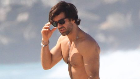 Marcos Pitombo exibe corpão invejável de sunga e curte praia com amigo e cachorros