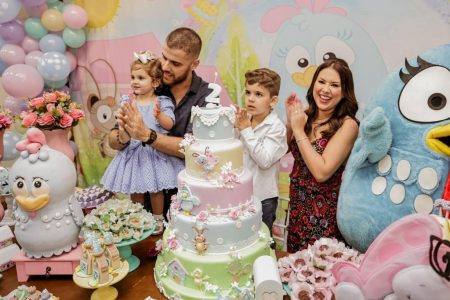 Em meio à polêmica, Zé Neto posa com a família durante aniversário da filha caçula