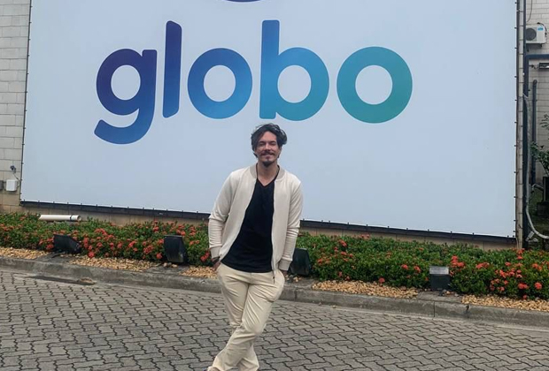 Ex-BBB Eliezer visita os Estúdios Globo e se anima com possível participação em novela