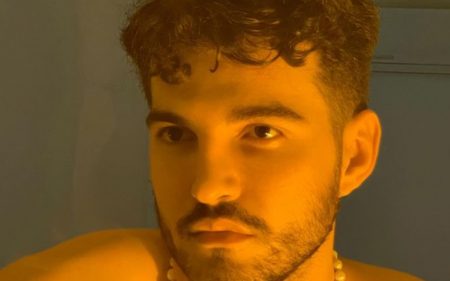Cantor Jão toma susto após quase ser atingido por objeto no palco