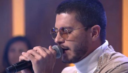 Arthur Aguiar desafina ao vivo na Globo e vira piada entre os internautas