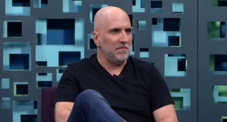 Antonio Tabet crava Band, Record e SBT como conservadores e surpreende sobre a Globo