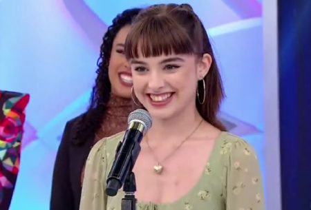 Atriz de Poliana Moça rebate Silvio Santos e revela namoro com mulher