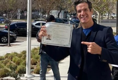 Longe da TV há 9 anos, Carlos Machado comemora cidadania americana e faz revelação