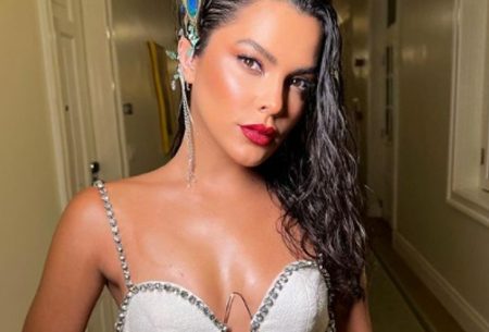 Emilly Araújo é flagrada aos beijos com influenciador; assista