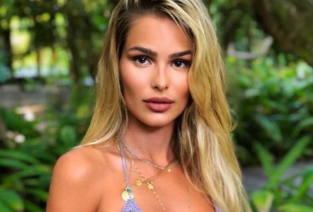 Yasmin Brunet surge de topless em praia, mas tatuagem no corpo se destaca