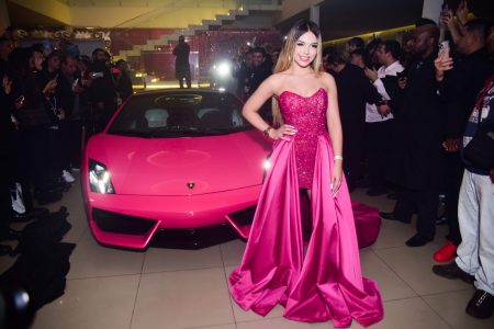 Melody ganha carro de luxo ao completar 15 anos