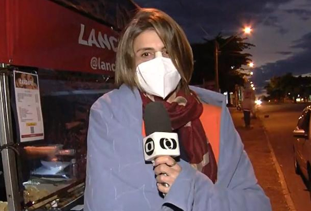 Repórter da Globo surge de forma inusitada ao vivo para se proteger do frio