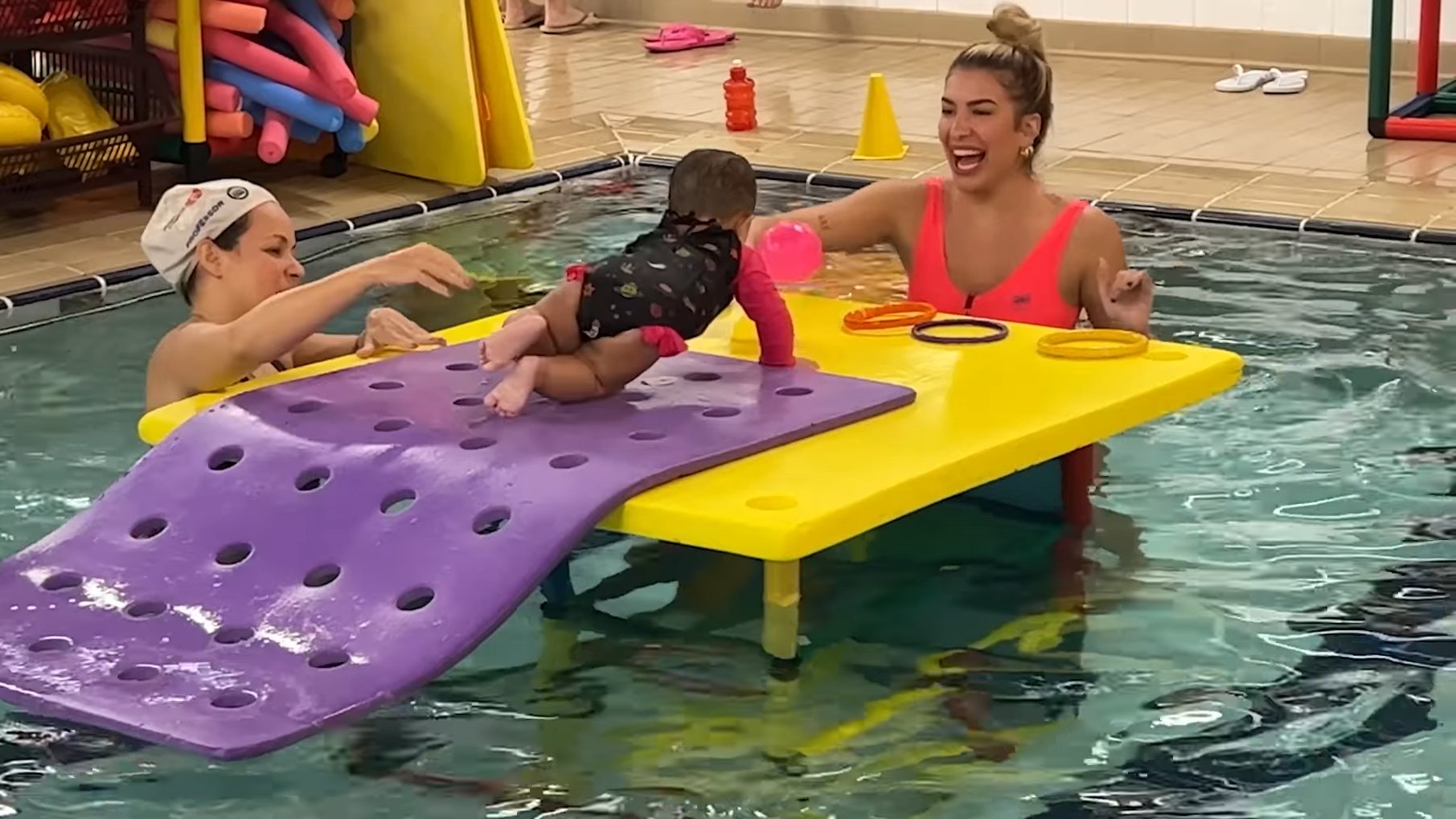 Lore Improta compartilha com os fãs a primeira aula de natação de Liz