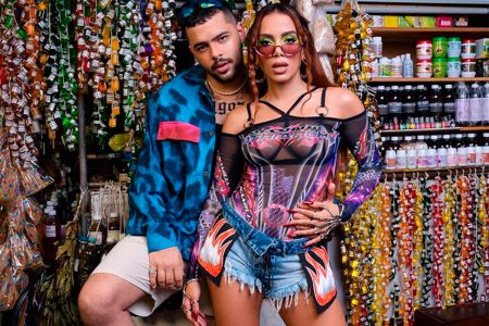 Pedro Sampaio ironiza Zé Neto e defende Anitta durante show; assista