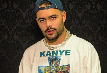 Pedro Sampaio assusta ao cair no palco durante show; vídeo impressiona