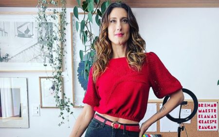Paola Carosella surpreende com clique de maiô aos 50 anos e exalta beleza própria