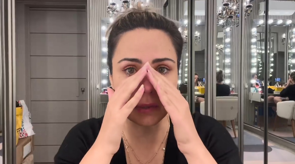 Ana Paula Renault chora ao expor episódio chocante com bolsonarista em podcast