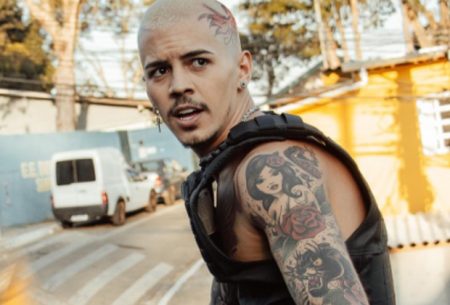 Biel posa sem camisa e seduz internautas: “Um daddy desses”