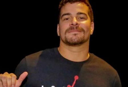 Thiago Martins toma banho de mangueira na laje e leva web à loucura