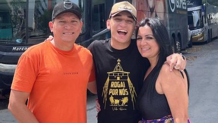 João Gomes faz desabafo emocionante para os pais: “Chorei escondido”