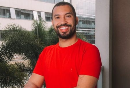Gil do Vigor inova e interpreta sereia em performance sensual