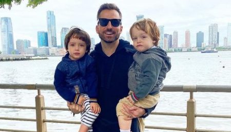 Thales Bretas surge com os filhos e confessa: “Amor e ralação”