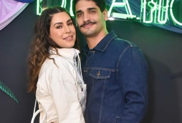 Fernanda Paes Leme troca beijos quentes com namorado em viagem romântica