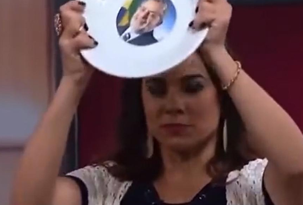 Após virar meme, atriz que tentou quebrar prato de Lula se revolta e fala de Bolsonaro