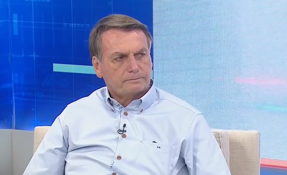 Por Bolsonaro, TV Brasil mostra apoiadores com boné e faz propaganda eleitoral fora de hora