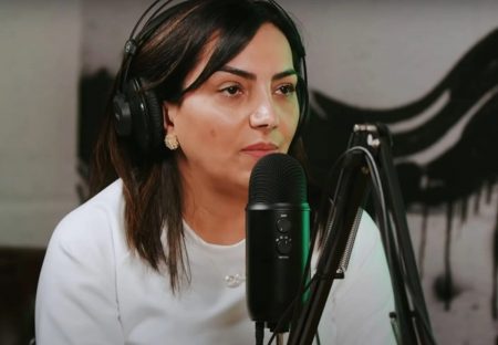 Cantora gospel Eyshila sofre grave acidente de carro e mostra o veículo capotado