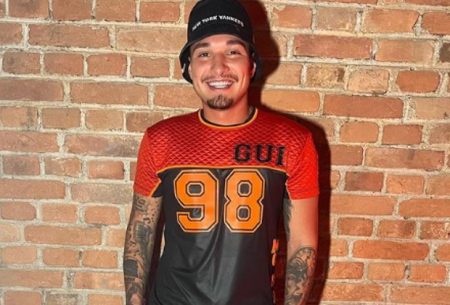 MC Gui ousa ao acordar só de toalha e atiça internautas: “Queria ver mais”