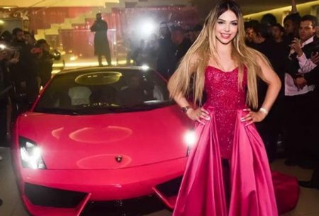 Melody se choca ao abastecer carrão de R$ 1,5 milhão: “Assalto”