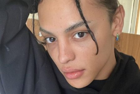 Pabllo Vittar abusa da sensualidade ao posar de sutiã transparente na web