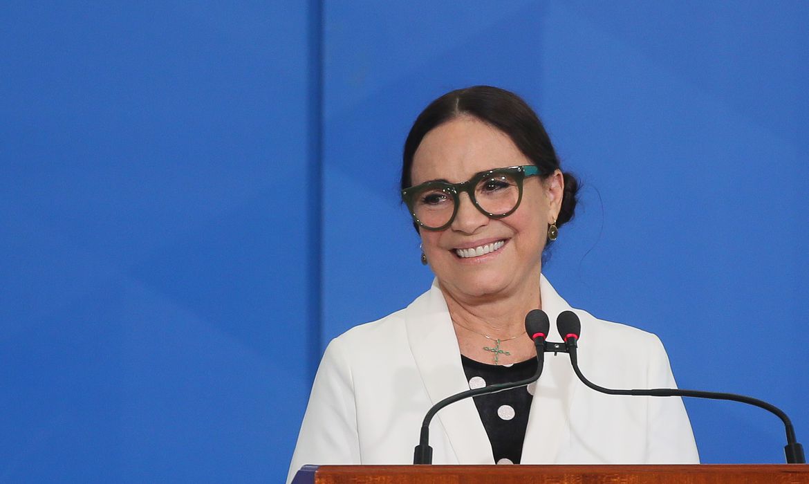 Regina Duarte surpreende e faz discurso forte contra a imprensa: “Nos deixam perdidos”