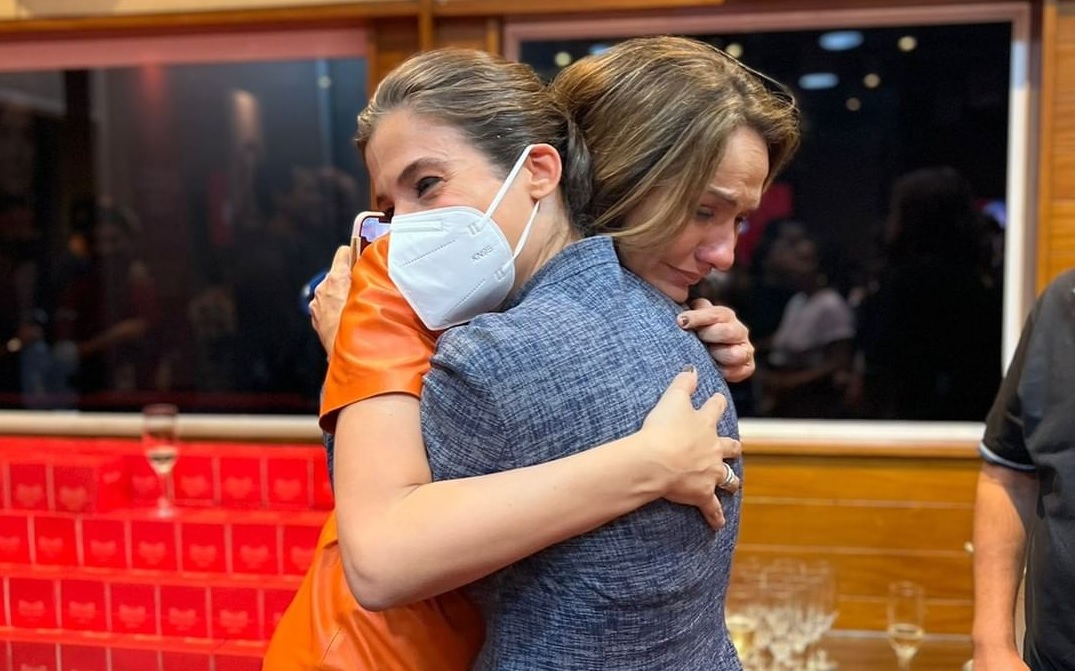 Maria Beltrão chora abraçada com Renata Vasconcellos em festa surpresa na GloboNews