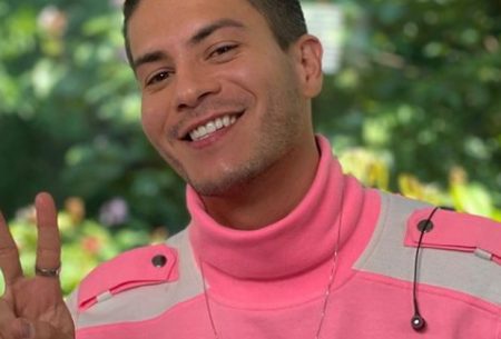 Com problema de saúde, Arthur Aguiar marca presença em festa de Douglas silva