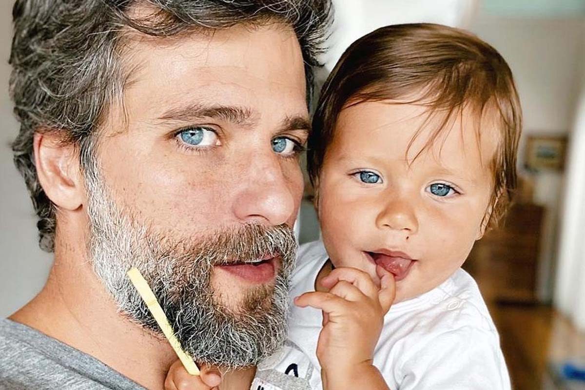 Bruno Gagliasso esbanja fofura em passeio de caiaque com o filho caçula