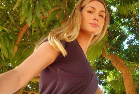Lívia Andrade posa de fio-dental e coloca bumbum gigante pra jogo: “Quente”