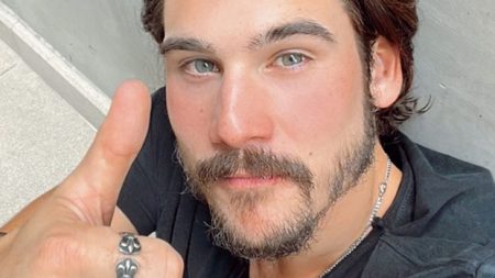 Nicolas Prattes impressiona com abdômen super definido e leva fãs à loucura