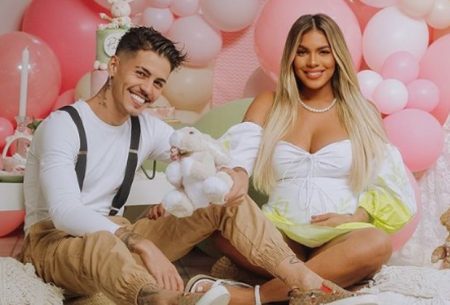 Tays Reis emociona ao revelar rostinho da filha com Biel; veja