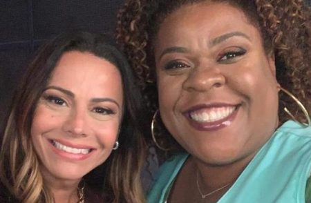 Viviane Araújo curte festa junina de Cacau Protásio e exibe barriguinha de grávida