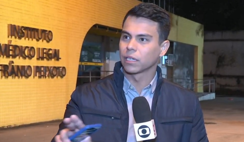 Repórter da Globo flagra assalto em ônibus no RJ e reage assustado