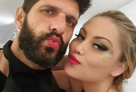 Namorado de Ellen Rocche eleva a temperatura ao surgir só de cueca em peça